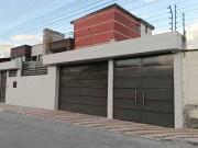 Casa independiente esquinera con galpón en renta –...