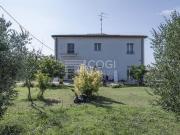 Casa indipendente con ampio giardino, ideale per due...
