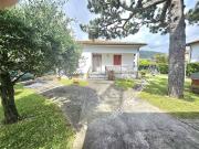 Casa indipendente con giardino a Massa