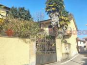 Casa indipendente di 380 m con più di 5 locali e box...