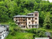 Casa indipendente di 400 m con più di 5 locali e box...