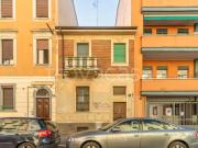 Casa indipendente in vendita a Milano via Giulio...