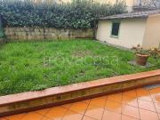 Casa indipendente in vendita a Prato via alla Dogaia,...