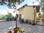 Casa indipendente in vendita a Roma via colle della...