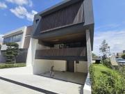 Casa inteligente con acabados de lujo frente a parque y...