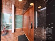 Casa inteligente con estilo minimalista y acabados en...