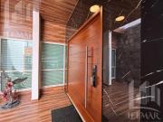 Casa inteligente con estilo minimalista y acabados en...