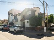 Casa jardines Del Moral esquina