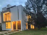 CASA JUNTO ÁREA VERDE EN ESQUINA