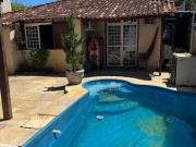 Casa linear, com piscina é área de lazer, confira!