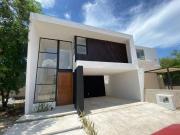 Casa lista para vivir en el norte de Merida, en privada...