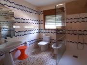 Casa luminosa con jardín y porche en zona residencial...