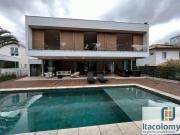 Casa luxuosa e moderna à venda no Condomínio Alpha Conde