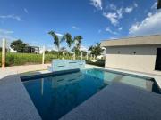 Casa luxuosa, linear, funcional e sofisticada em... Casa luxuosa, linear, funcional e sofisticada em...