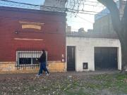 CASA MAS DEPTO AL FRENTE COCHERA A RECICLAR