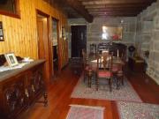 CASA MEDIO REFORMADA EN BEADE. EN EL CENTRO DEL PUEBLO....