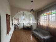 Casa meio lote, 3 quartos, 1 banho social, cozinha, sala...