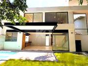 Casa Minimalista con Alberca y Diseño Detallado en la...