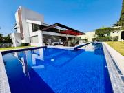 CASA MINIMALISTA CON ALBERCA Y JARDÍN PROPIO EN...