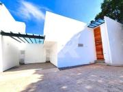 Casa Minimalista de 3 Recámaras, Estudio, Alberca y Terraza