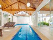 Casa mobiliada, 5 quartos, piscina, em condomínio...