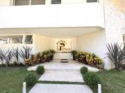 Casa mobiliada com 4 suítes no Alphaville 1