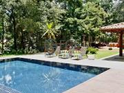 Casa mobiliada em condomínio com 4 Suítes, Piscina e...