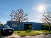 Casa Moderna 4 ambientes con pileta, parque y riego en...