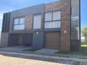 Casa moderna, amplia, con mucho luz, en conjunto cerrado...