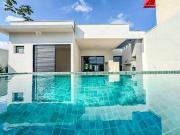 Casa Moderna com 3 Suítes e Piscina no Condomínio Mar...