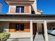 Casa Moderna com Piscina e Espaço Gourmet no Jardim...