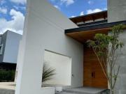 Casa moderna con alberca, jacuzzi y sala de cine