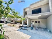 Casa moderna con alberca y jardin con vigilancia