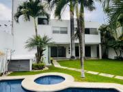 CASA MODERNA CON ALBERCA Y SEGURIDAD ZONA DORADA