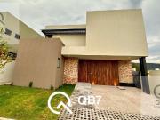 CASA MODERNA CON AMPLIO JARDIN EN LA ESPIGA