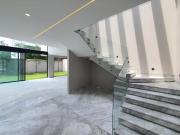 Casa moderna con amplio jardín y excelente vista en...