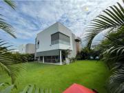 CASA MODERNA CON AMPLIOS ESPACIOS VERDES