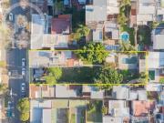 Casa moderna con increíble parque, en VENTA