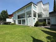 Casa moderna con jardin y espacios amplios