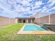 Casa moderna con pileta, quincho equipado y cochera...