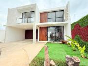 Casa moderna con piscina, terraza y 4 recámaras en...