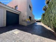 Casa moderna con piscina y garaje