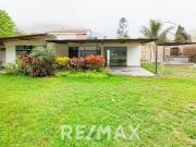 Casa Moderna con Piscina y Gran Terreno en Venta –...