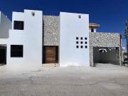 Casa moderna con recámara en planta baja y terraza en...