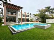 Casa moderna con súper jardín, techos altos y piscina