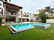 Casa moderna con súper jardín, techos altos y piscina