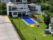 Casa moderna de 3 niveles con acabados de lujo en Zapopan