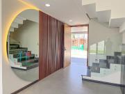 Casa Moderna de 3 Niveles con Roof Garden y Jardín