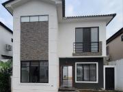 Casa Moderna de Estreno en Venta – Urbanización La...