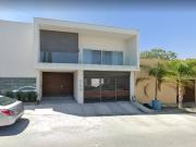 CASA MODERNA DE GRAN TAMAÑO CON EXCELENTE UBICACIÓN